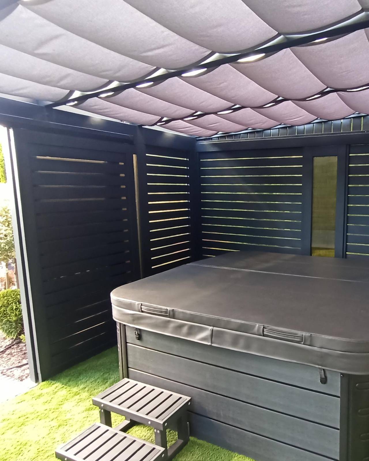 Antracytowe zadaszenie tarasu Grafen z drewna BSH i przesuwnymi panelami shutters